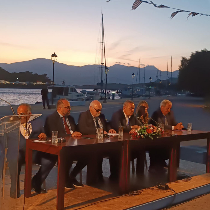 πάνελ ομιλητών στο κέντρο ο Ι. Βαρδακαστάνης