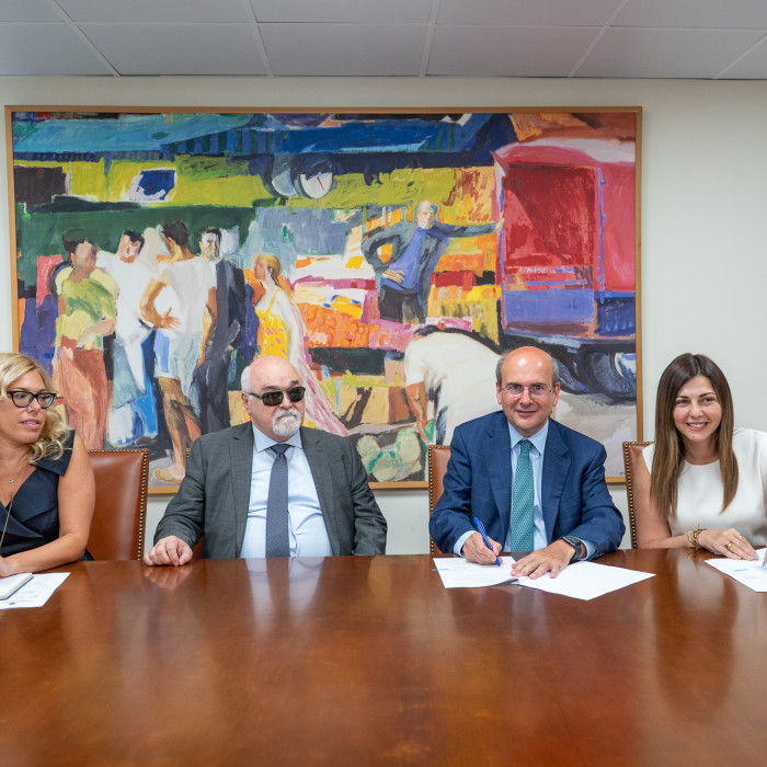 Κωστής Χατζηδάκης και Σοφία Ζαχαράκη υπέγραψαν ΚΥΑ με βάση την οποία τα άτομα με αναπηρία εντάσσονται στον Εξωδικαστικό Μηχανισμό