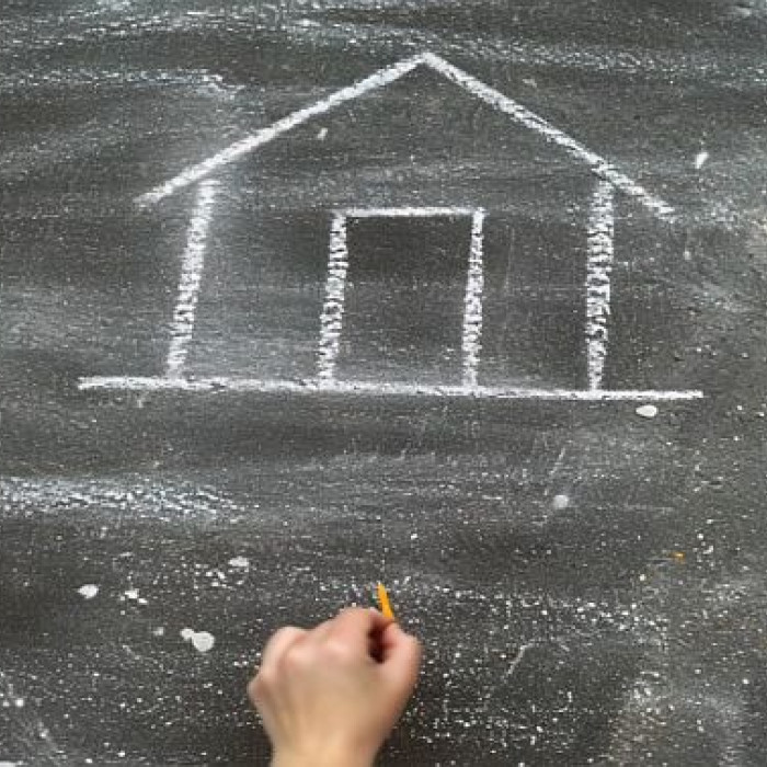 σχέδιο σπιτάκι με κιμωλία σε μαυροπίνακα